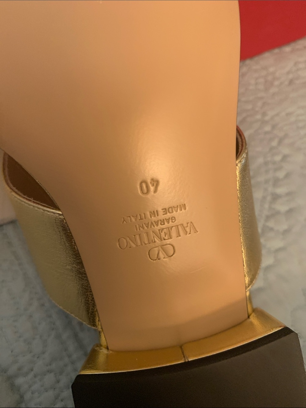 Valentino Garavani Metallic Gold Leather Thong Sandals with V Logo - Picture 5 of 8